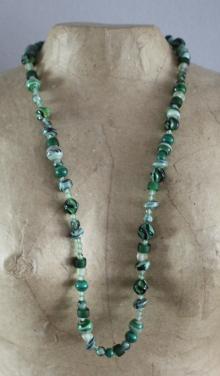 Ketting met groen tinten kralen