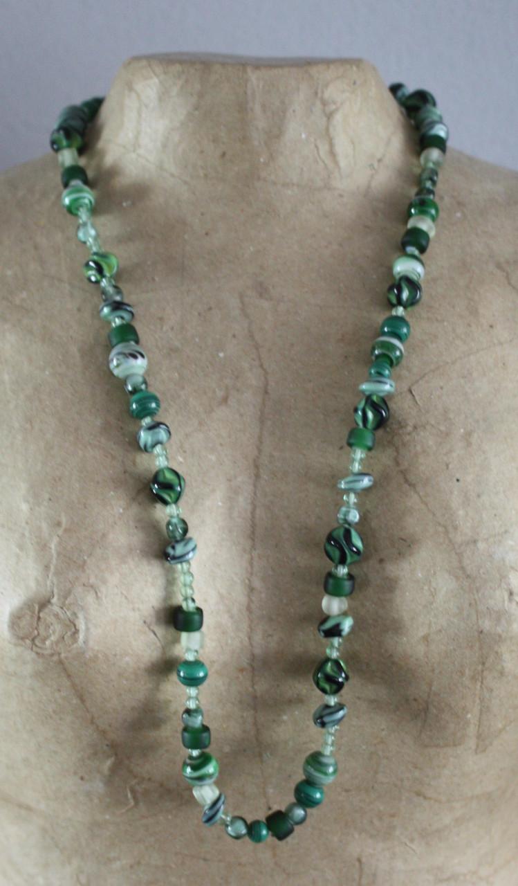 Ketting met groen tinten kralen