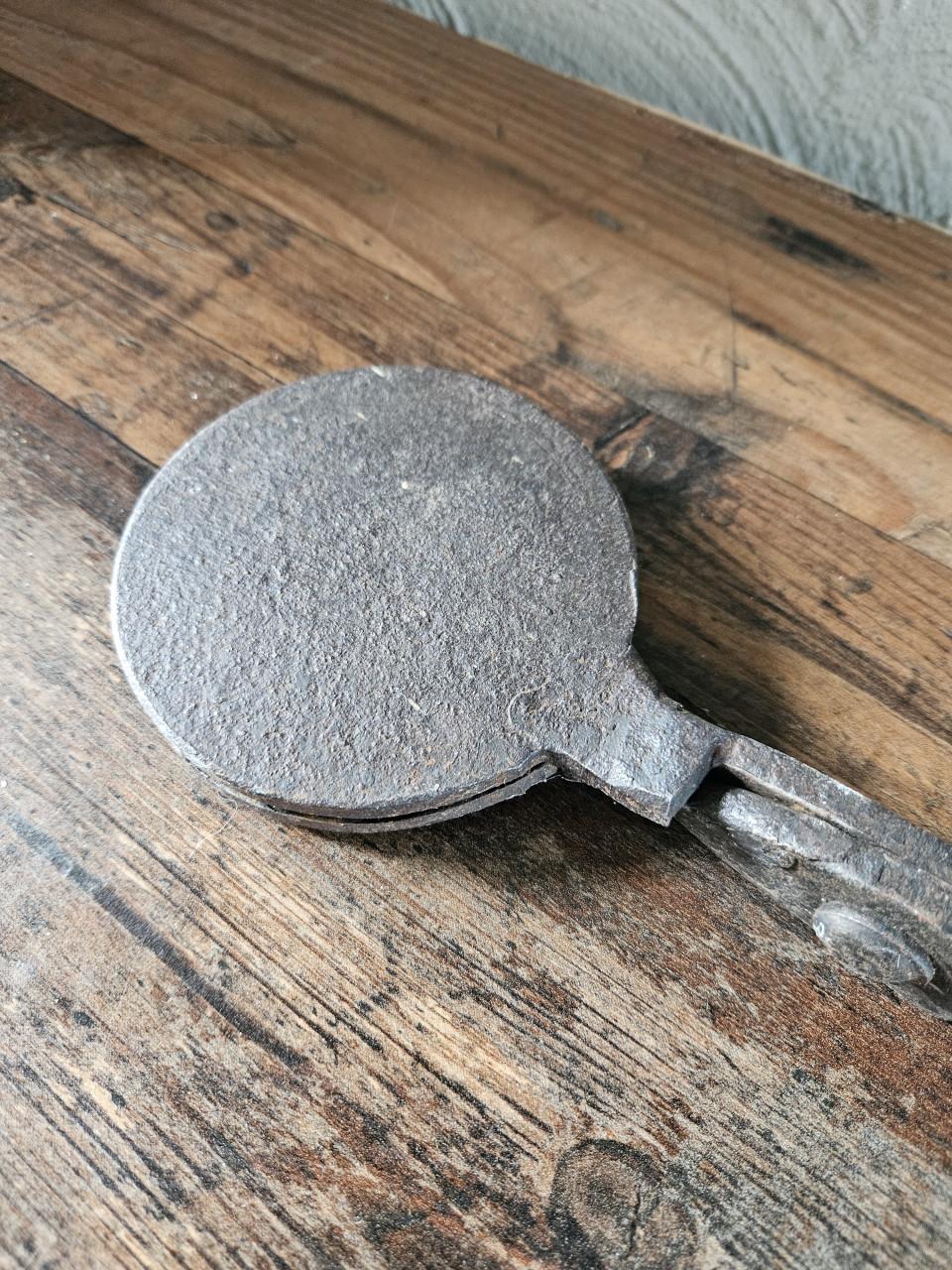 Antieke wafelijzer, gietijzer voor open vuur, unieke patroon