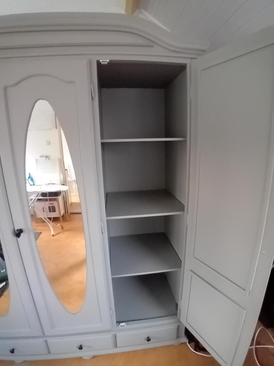 Grote grijze kledingkast met spiegels
