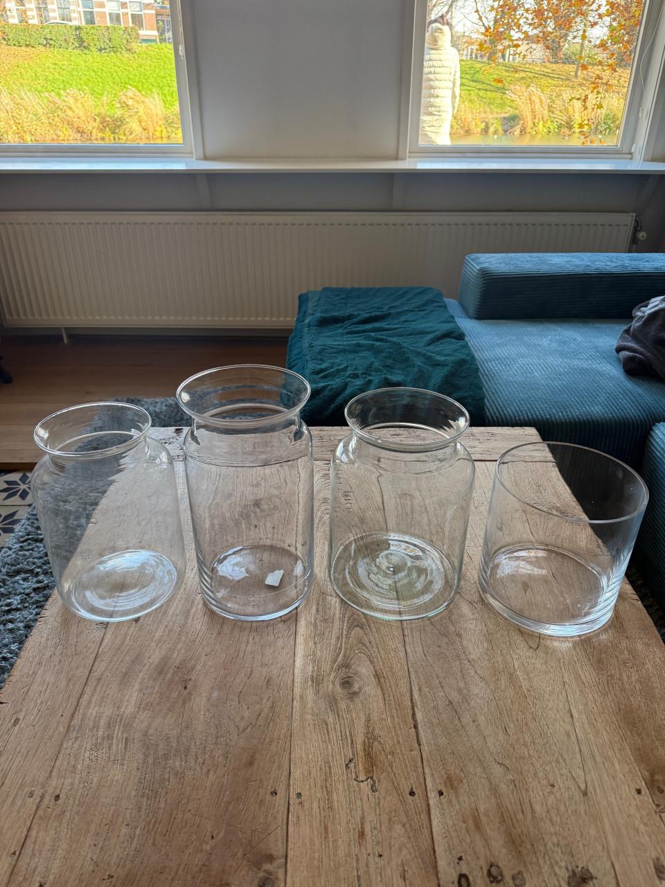 Glazen vazen in diverse vormen en groottes