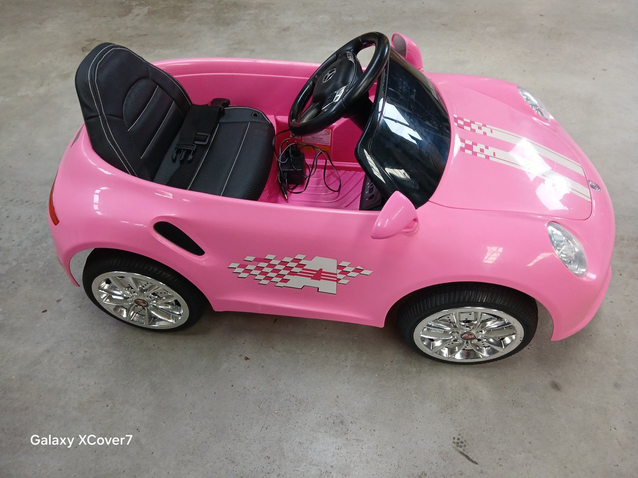 Elektrische roze kinderauto