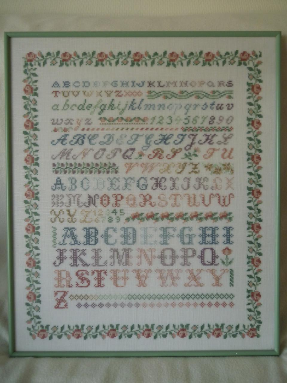 Merklap alfabet in lijst 54x45 cm - voltooid borduurwerk