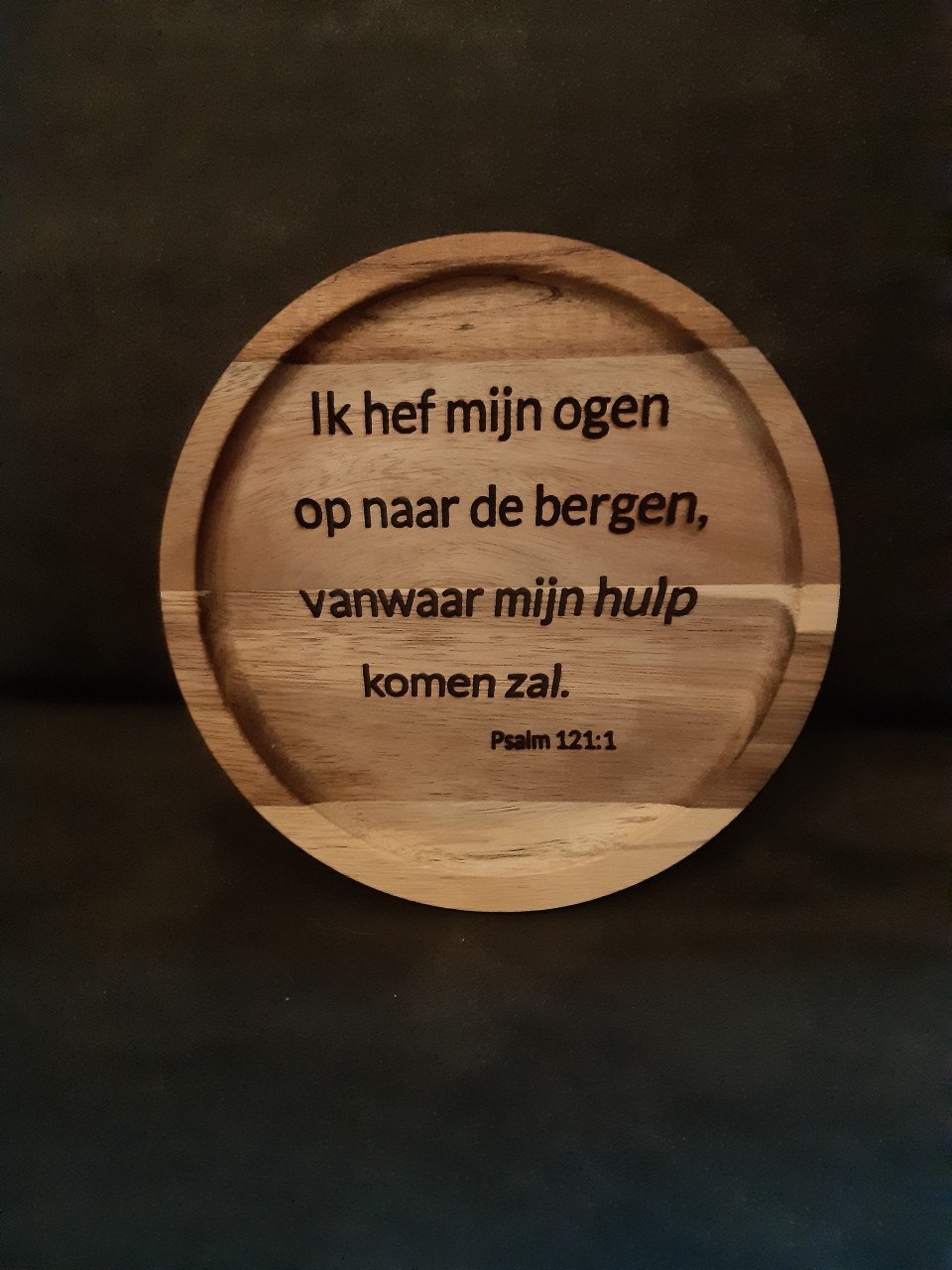 Houten bordje met tekst gegraveerd