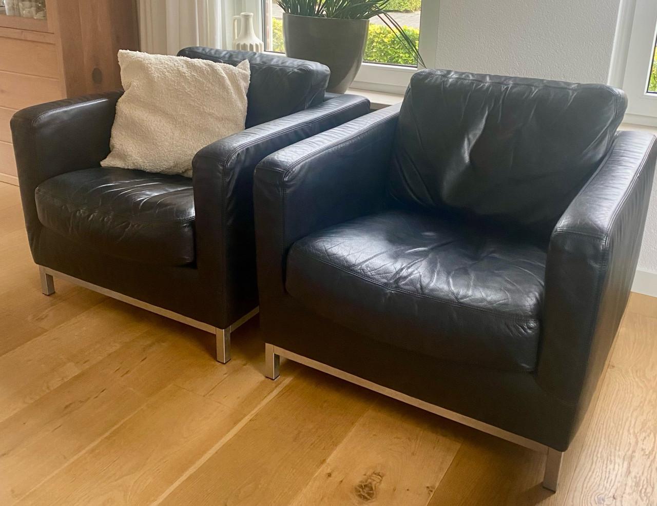 Moderne lederen bank en stoelen