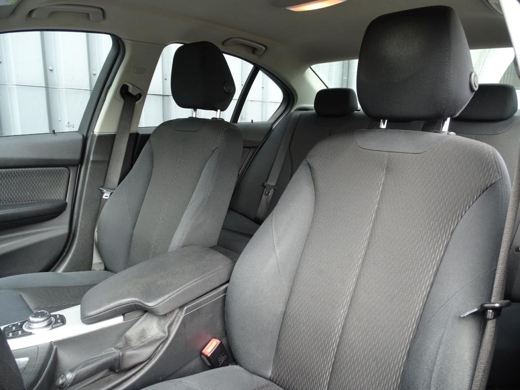 BMW 3-serie 320i executive automaat | 18" | afn. trekhaak | bluetooth