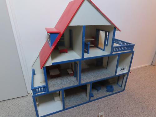 Houten poppenhuis incl meubeltjes