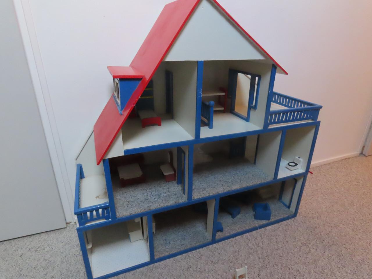 Houten poppenhuis incl meubeltjes