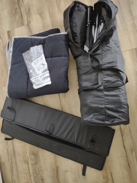 Mooi zwart campingbed, opklapbaar bedje, logeerbed Mama Loes