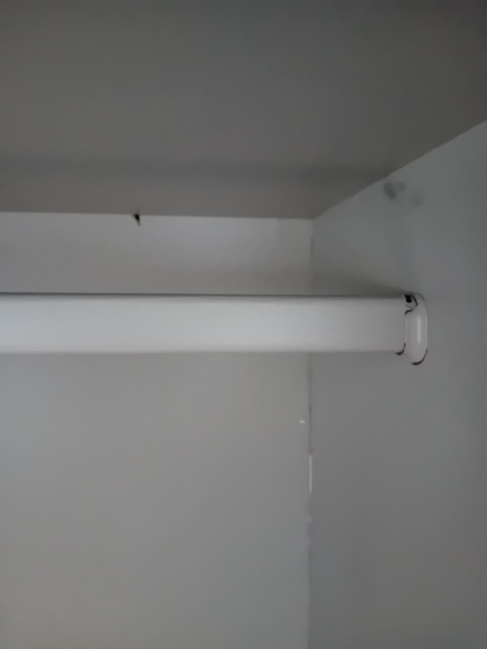 Grote grijze kledingkast met spiegels