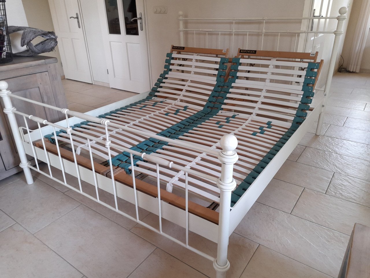 Ijzeren 2 p bed ( 160 x 200 ) met verstelbare lattenbodems (in goede staat)