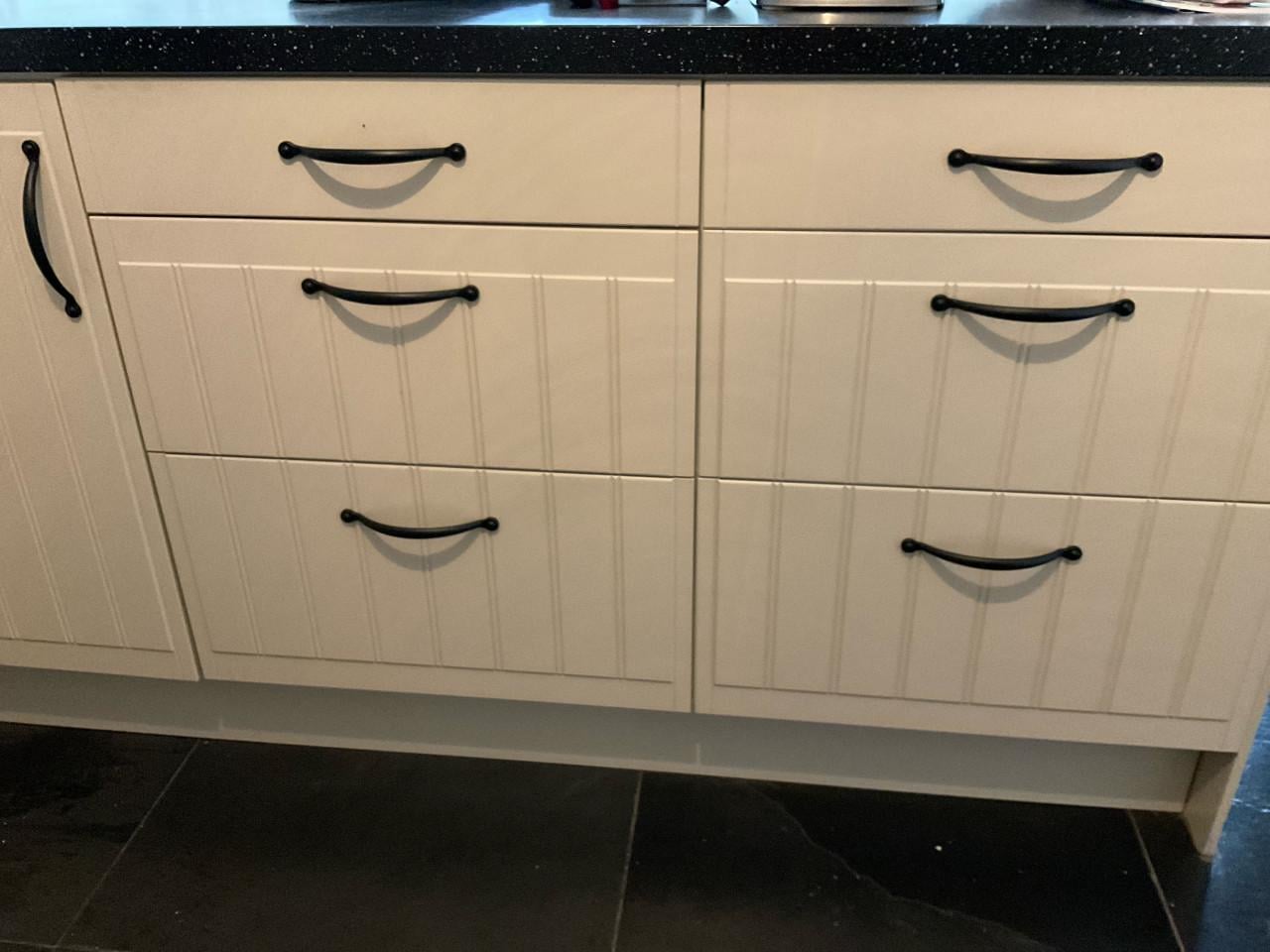 Keuken in U-vorm met 6-pitsgasfornuis, afzuigkap, koelkast en magnetron