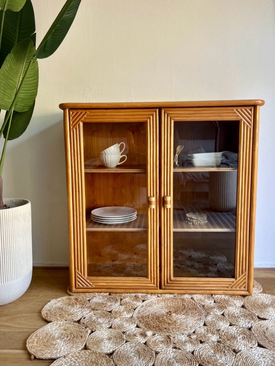 Vintage rotan kastje met glazen deurtjes