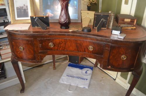 Antiek bureautje waar wat werk aan zit, niks ernstigs t.e.a.b.