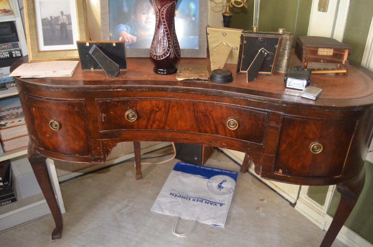 Antiek bureautje waar wat werk aan zit, niks ernstigs t.e.a.b.