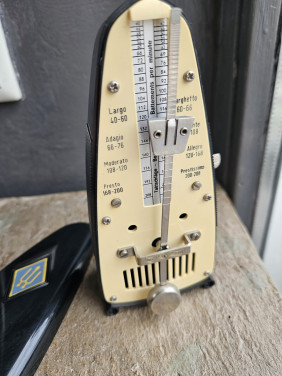 Leuk zwart vintage Metronoom /Taktell van het duitse merk Wittner...