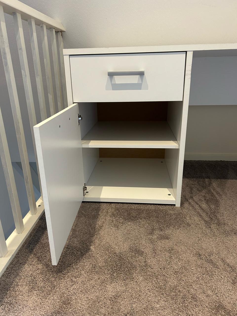 Bureau incl.  degelijke bureaustoel