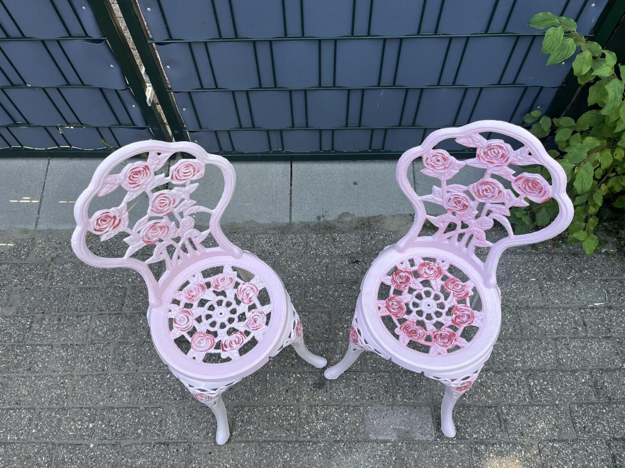 2 sets van 2 gietijzeren Bistrostoeltjes