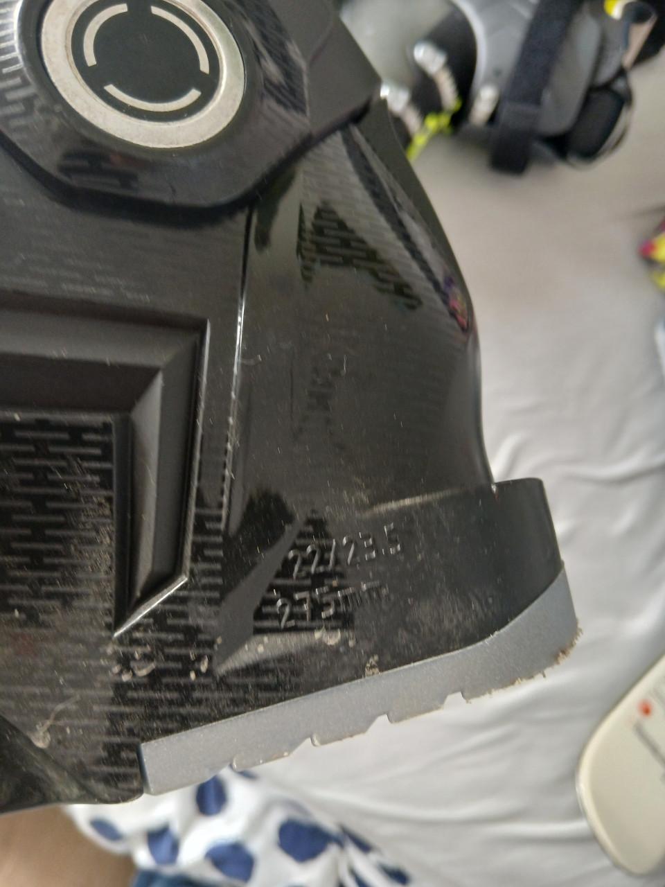 Skies, schoenen, stokken, jack en broek en helm wegens stoppen met skien