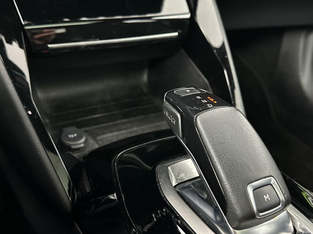 Peugeot 2008 1.2 gt pack | navigatie | alcantara | panoramadak | focal hi-f