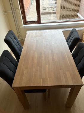 Eetkamertafel met 4 stoelen