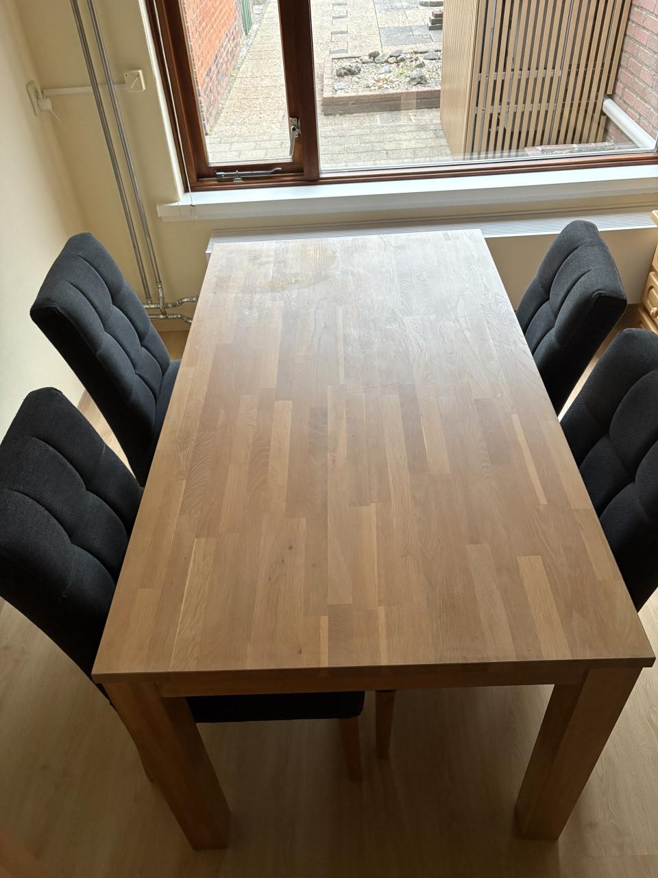 Eetkamertafel met 4 stoelen