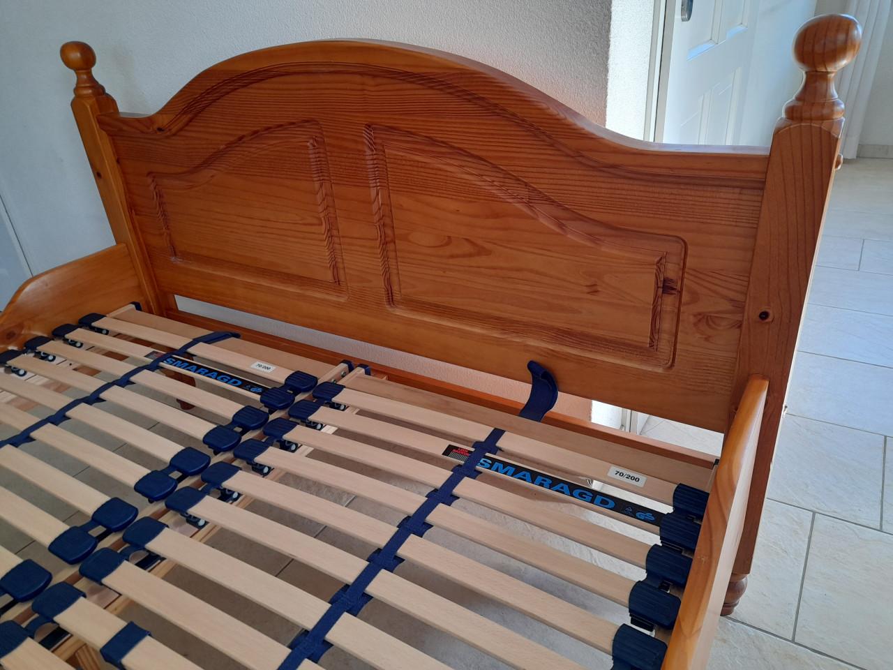 Massief houten bed 140 x 200 (in goede staat )