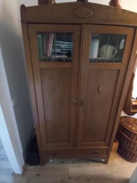 Vintage linnenkast met deuren met ruitjes