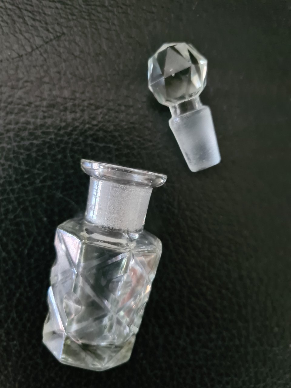 Oud karafje met geslepen stolpje Totale hoogte 8 cm