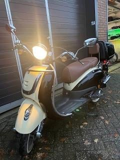 Schitterende agm retroscooter weinig km 4900 full option nu 899 euro