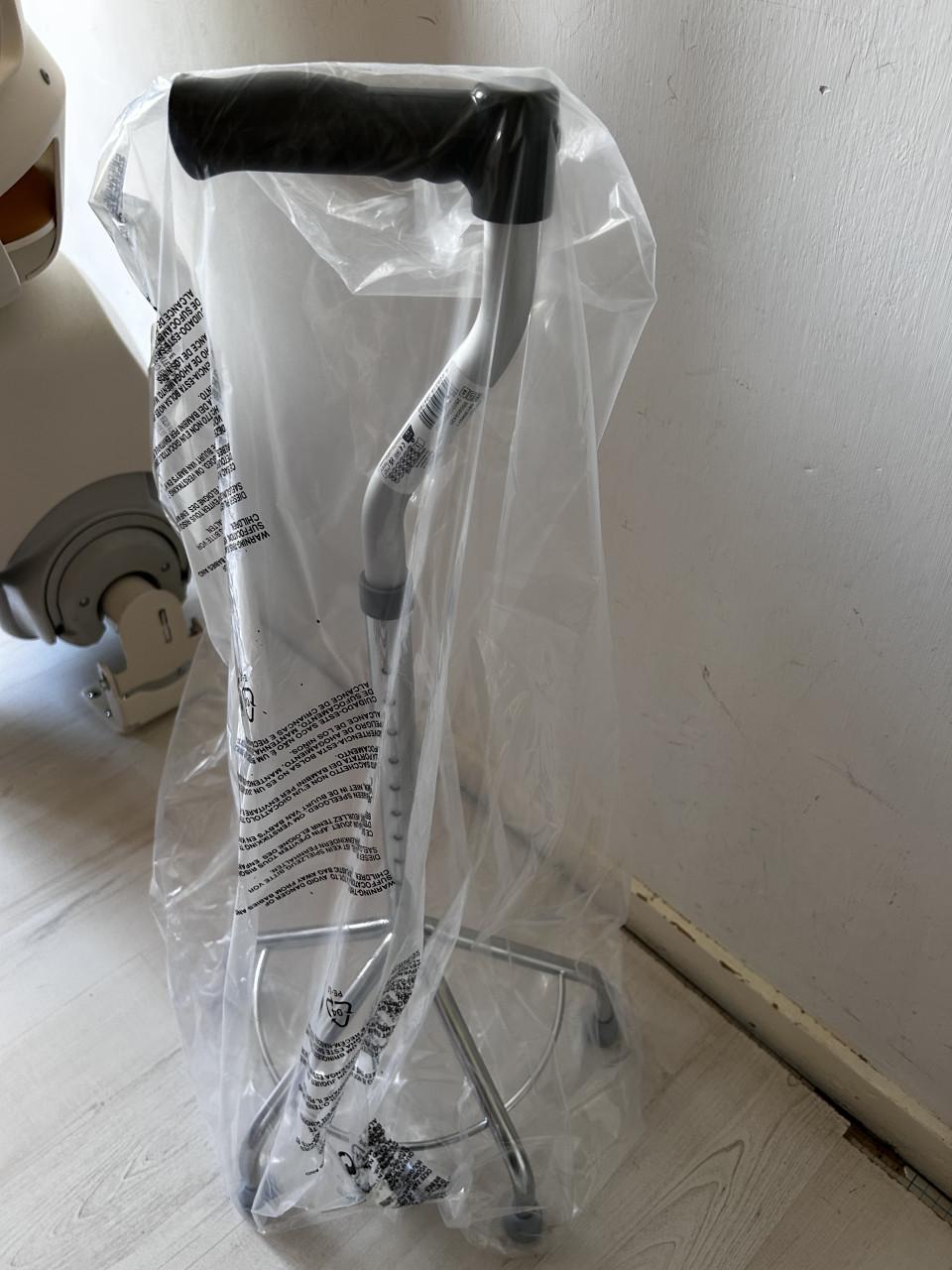 Rolstoel lichtgewicht, Vierpoot wandelstok (nieuw) en éénhandige rollator