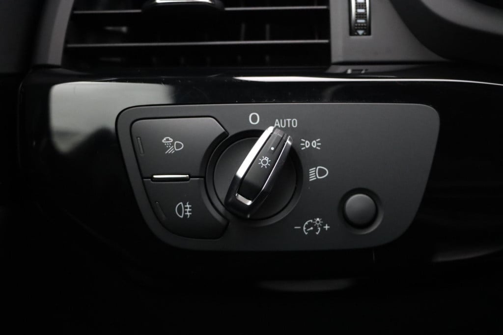 Audi A4 avant 35 tfsi s line black edition 150pk s-tronic