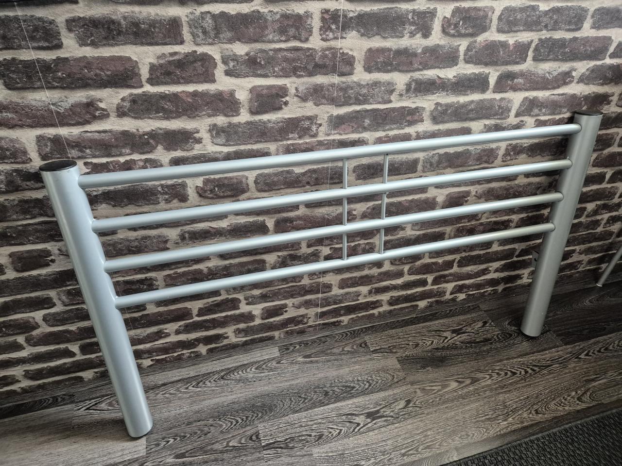 Compleet 2 persoonbed 120x200cm grijs.