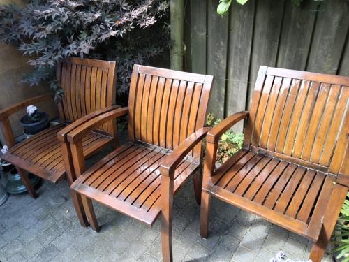 4 Houten Tuinstoelen gelakt.