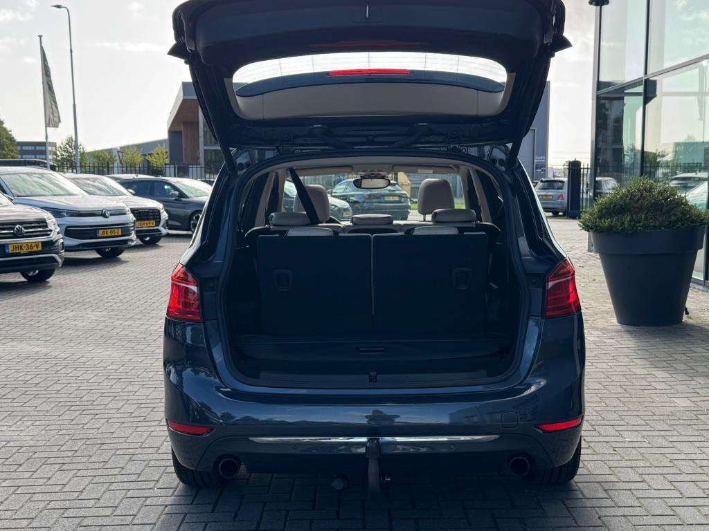 BMW 2-serie gran tourer 220i luxury 7p. * trekhaak * leer * panoramadak * n