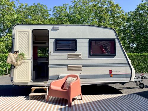 Mooie 4 persoons lichtgewicht caravan 1993 met voortent