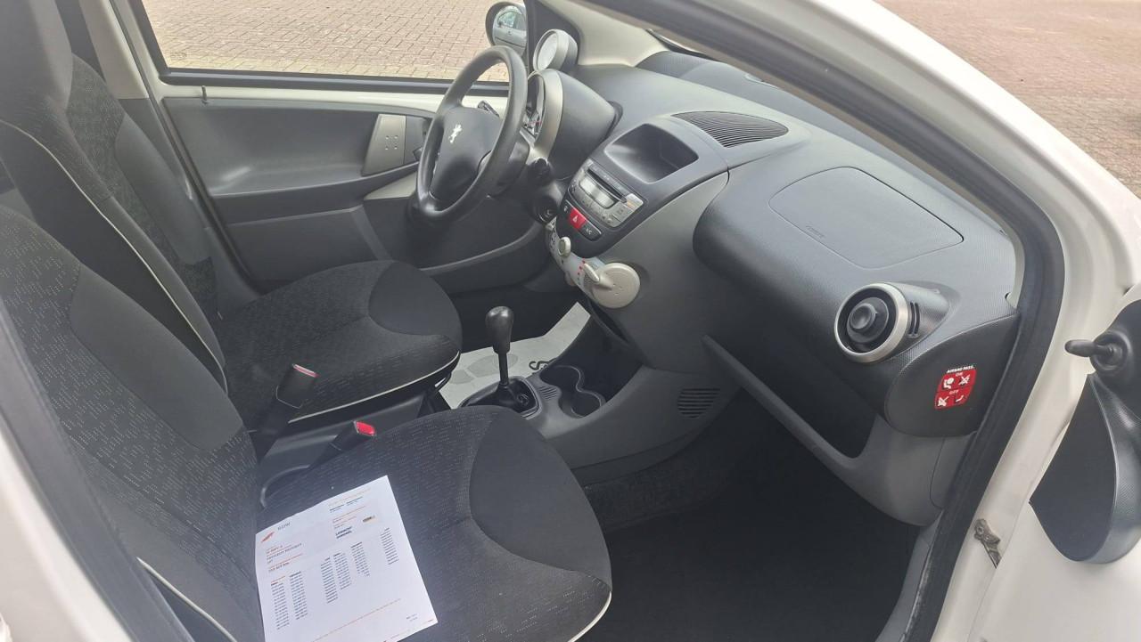 Peugeot 107  1.0 12v XS 5deurs bj:2011 airco apk 2027 i.z.g.st