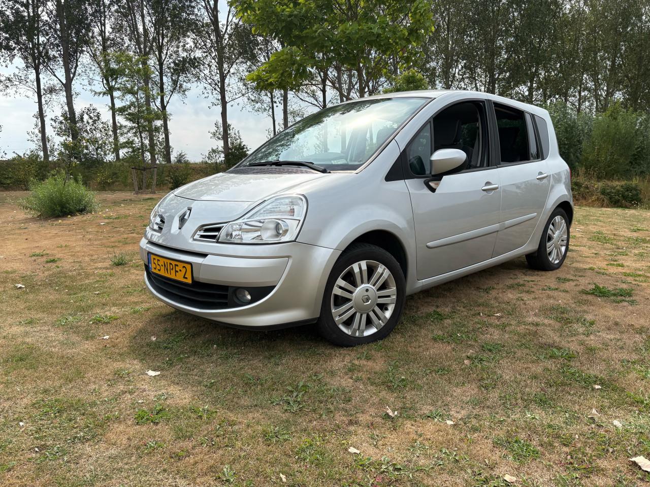 Zeer goed onderhouden Grand Modus uit  2011 met 44.500 km op de teller