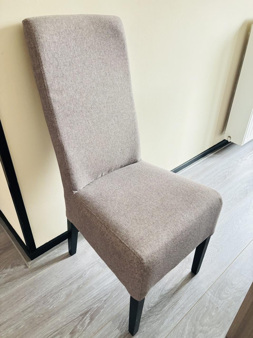 Tafel met 4 stoelen