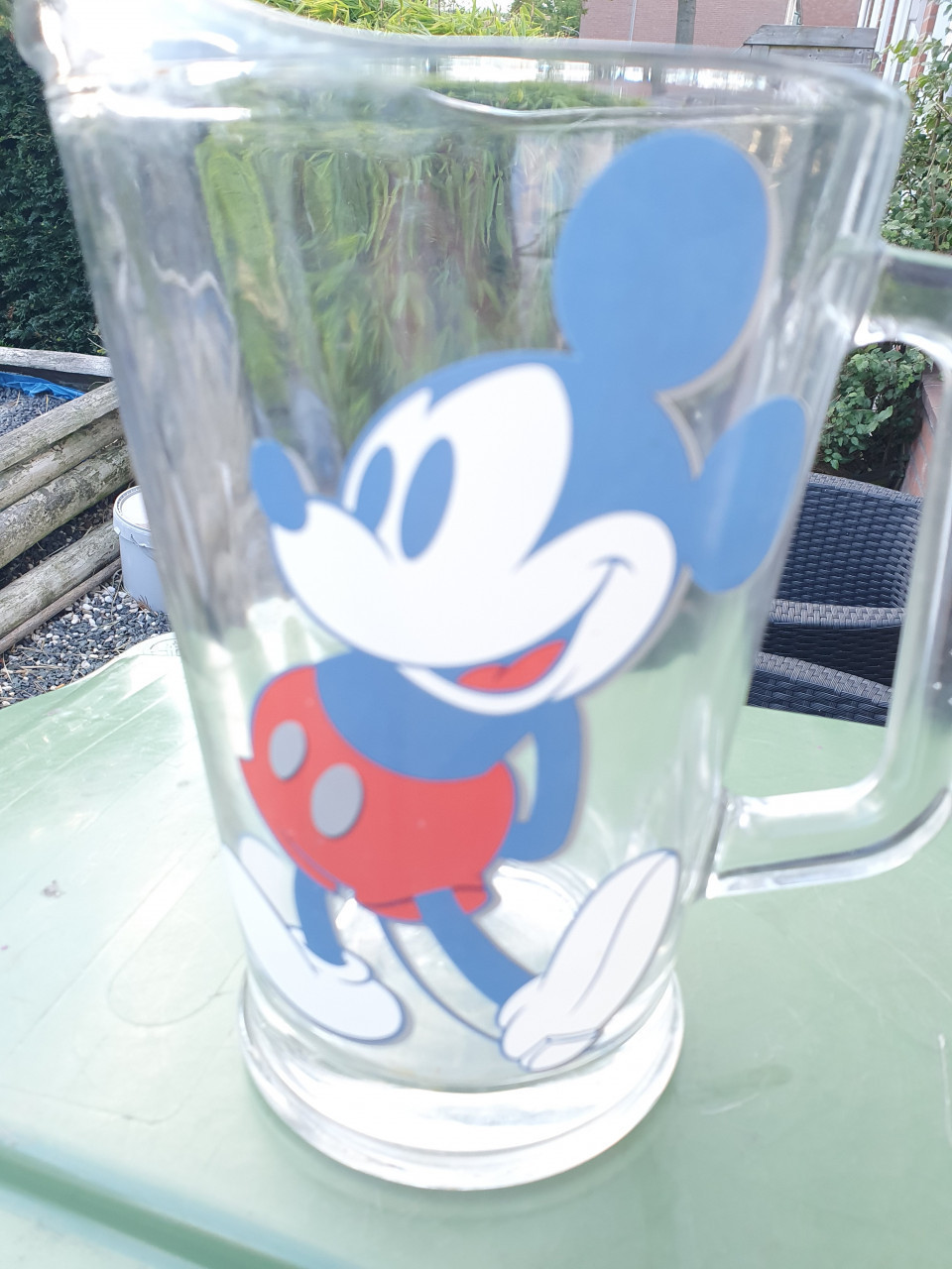 Prachtige dikke glazen waterkan, schenkkan Mickey Mouse, jaren 70
