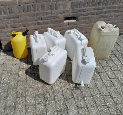 Div Jerrycans o.a  geschikt voor drinkwater incl schenktuit