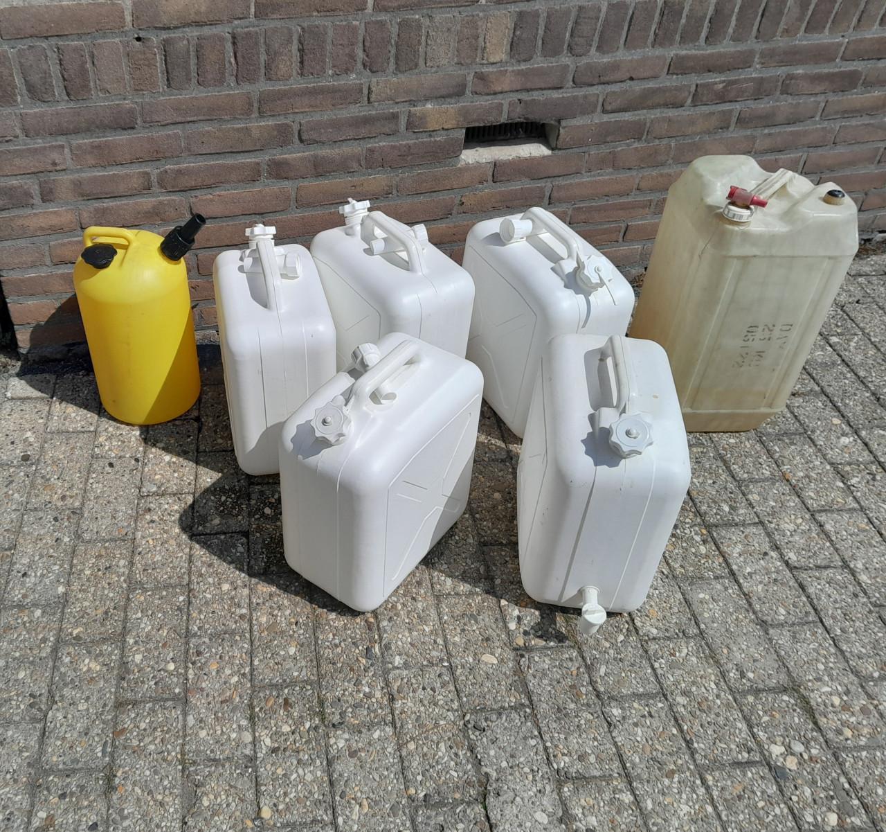 2 jerrycans