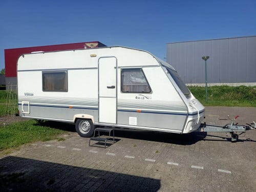 Mooie vochtvrije Beyerlan 495 LB 1999 met voortent en vast bed