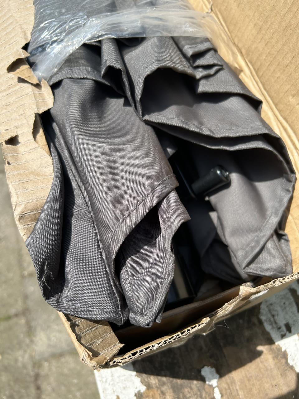 Nieuwe parasol / Diameter 3 meter / Kantelbaar / Opdraaibaar