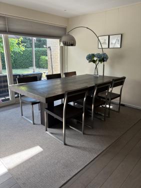 Massief eiken design tafel en 6 eiken design stoelen