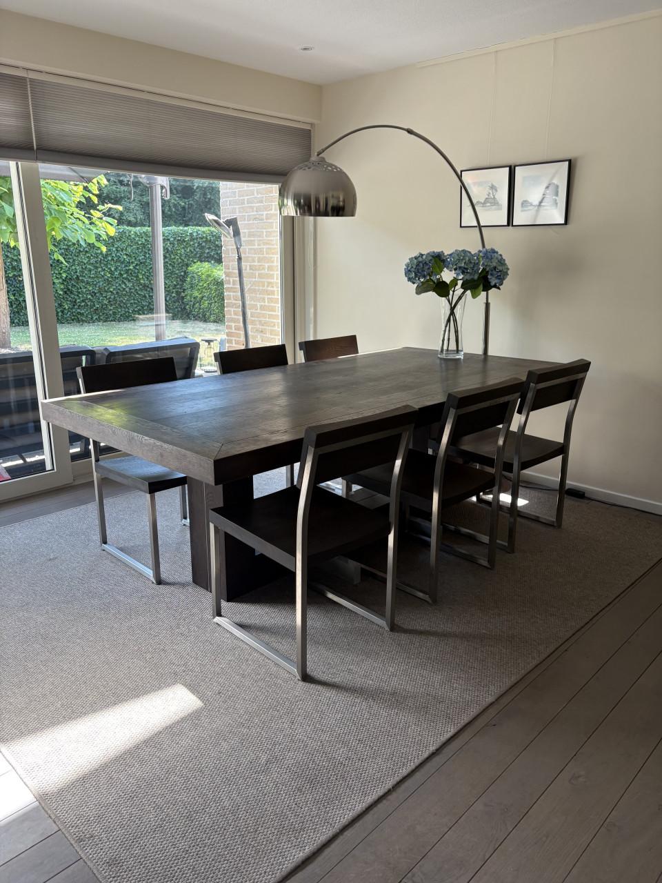 Massief eiken design tafel en 6 eiken design stoelen