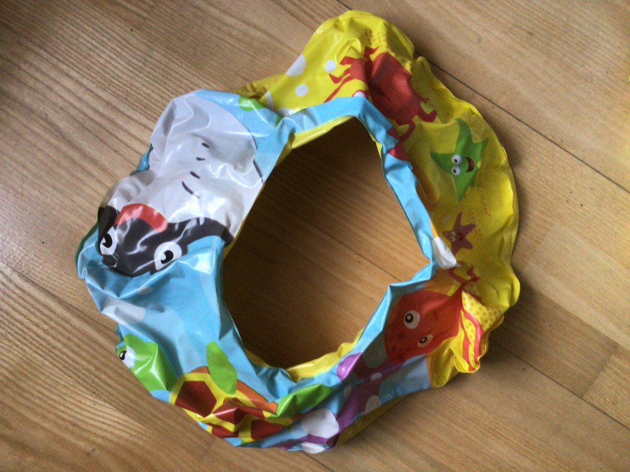 Kinderbadje met zwemband en bal