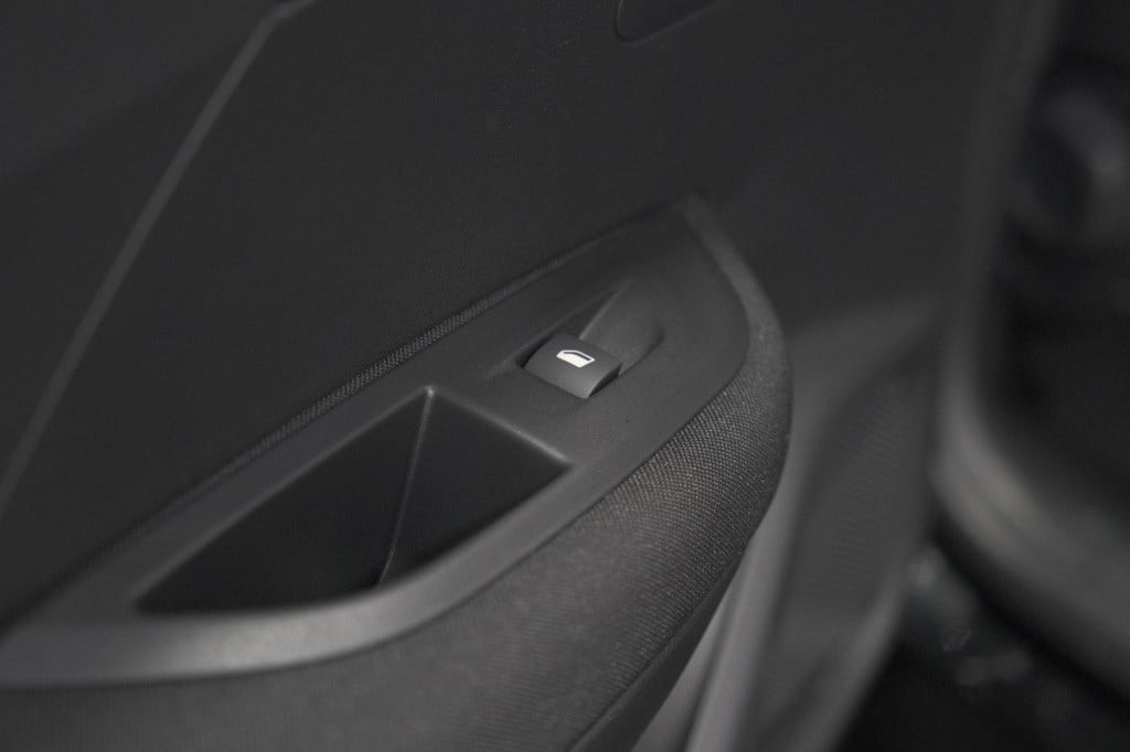 Peugeot E-2008 ev active 50 kwh | parkeersensoren | apple carplay | climate