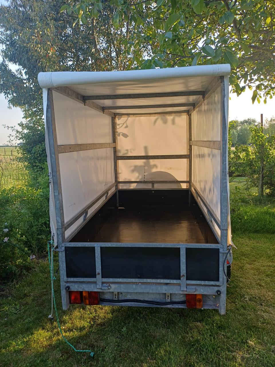 Aanhangwagen met huif