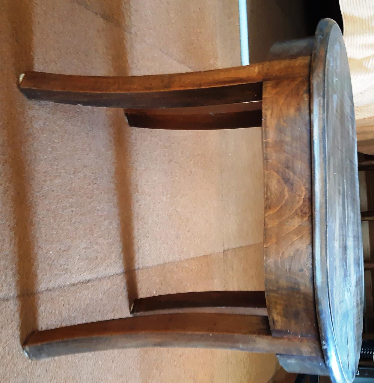 Bijzonder antiek bijzet tafeltje met een verstopt bidetje.